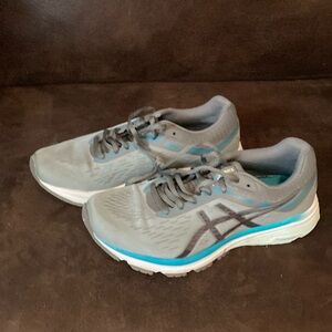 ASICS gel GT 1000    7 woman’s size 7.5 in very good condition see photos